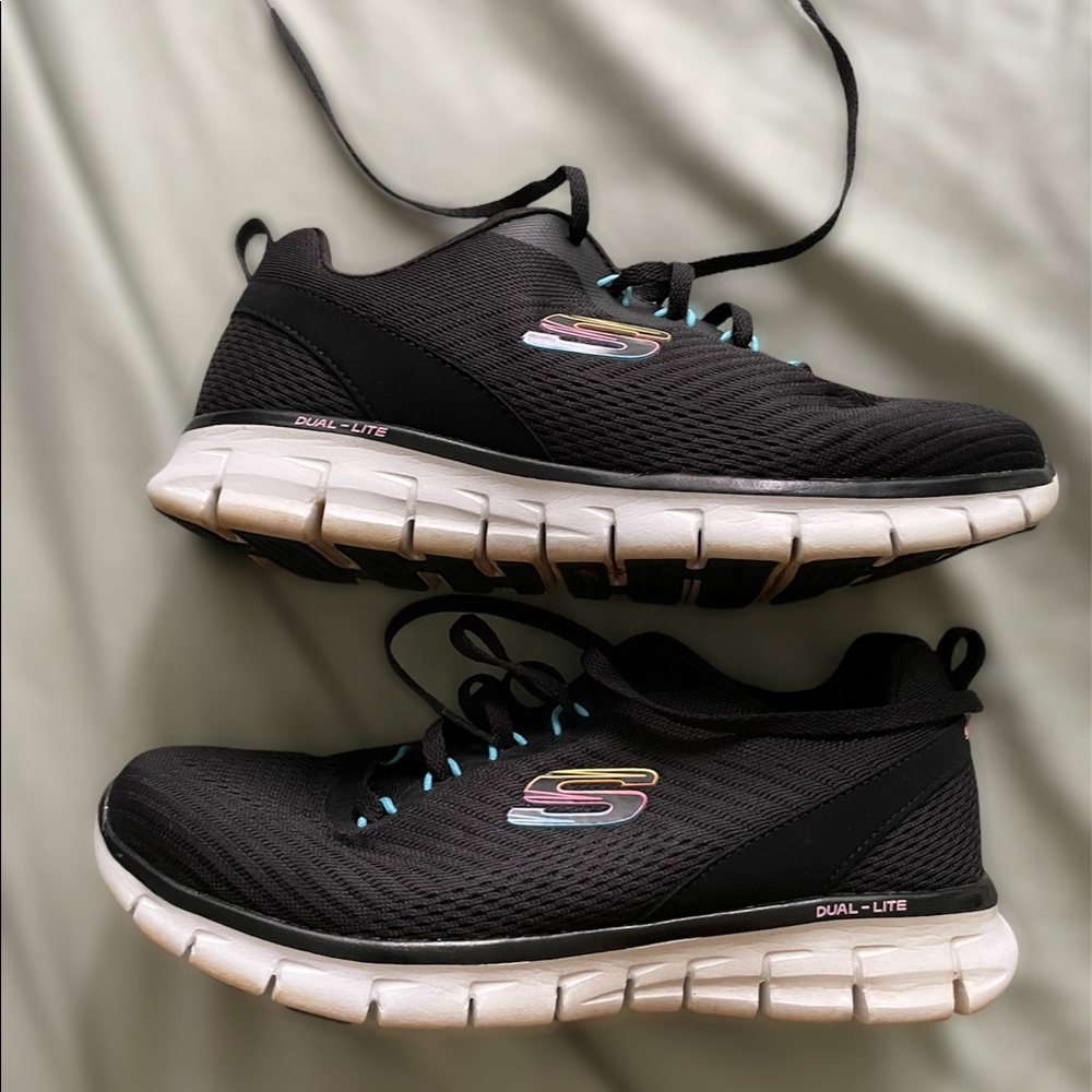 8.5 Sketchers - lightly used